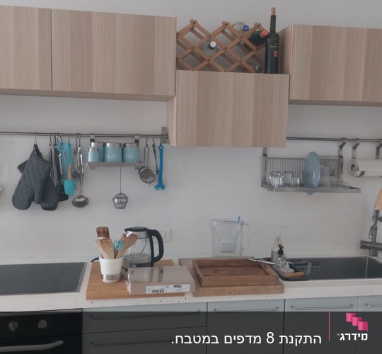 מטבח עם כלים תלויים על קיר